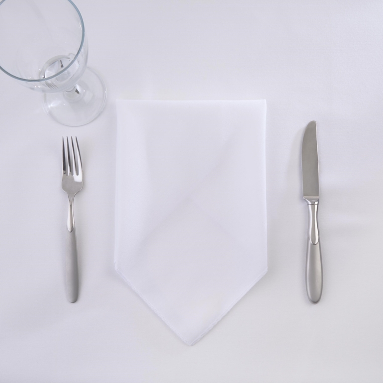 Victoria White Napkin and tablecloth (1)